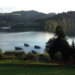 CZORSZTYNIANKA gondolas kruīzi pa Czorsztyńskie ezeru, naktsmītne DZIEDRUS Polija Pieniny Mountains